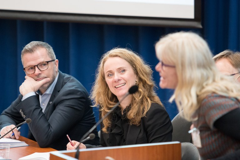 Photo: Jan Richard Kjelstrup/ASD.State Secretary Morten Bakke (left), Eli Svardal from The Church City Mission, Lønn som fortjent (right)