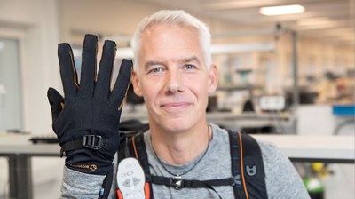 Extra power with robot gloves