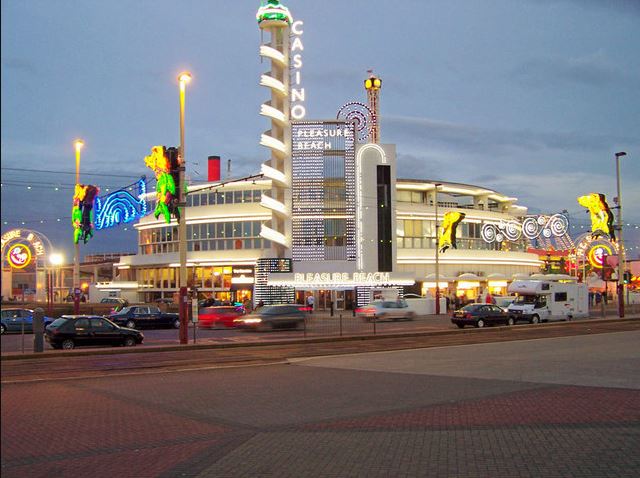 Art Deco entrance to Blackpool Pleasure Beach Michael Garfield / Art Deco entrance to Blackpool Pleasure Beach / CC BY-SA 2.0