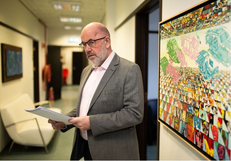 Gissur Petúrsson in corridor Photo: Arnþór Birkisson