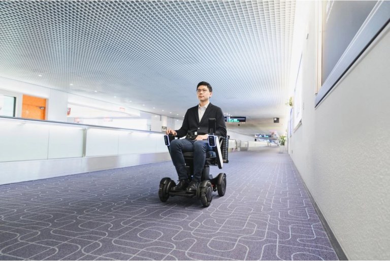 Self-driving wheelchair Self-driving wheelchair