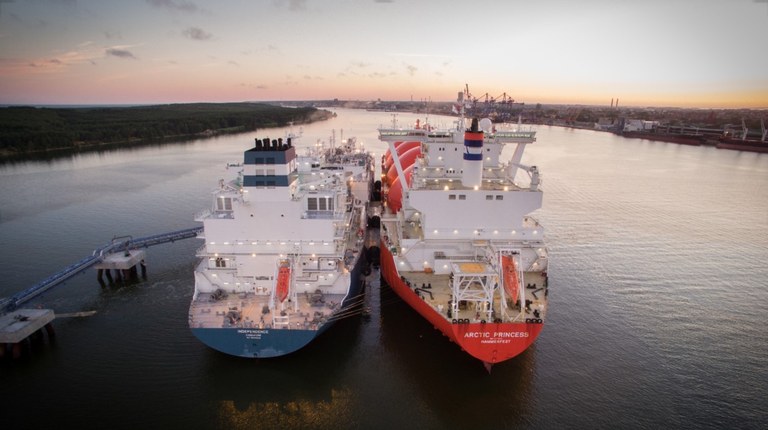 Inependence and LNG ship Inependence and LNG ship